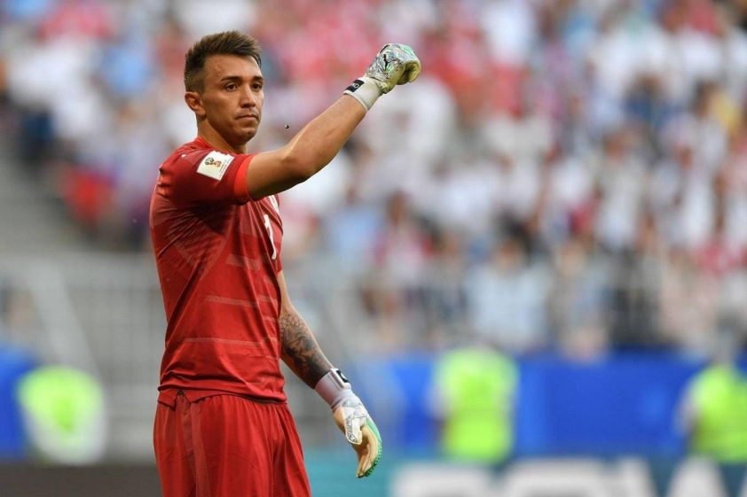 Muslera san bằng kỷ lục số lần ra sân nhiều nhất của một thủ môn Nam Mỹ