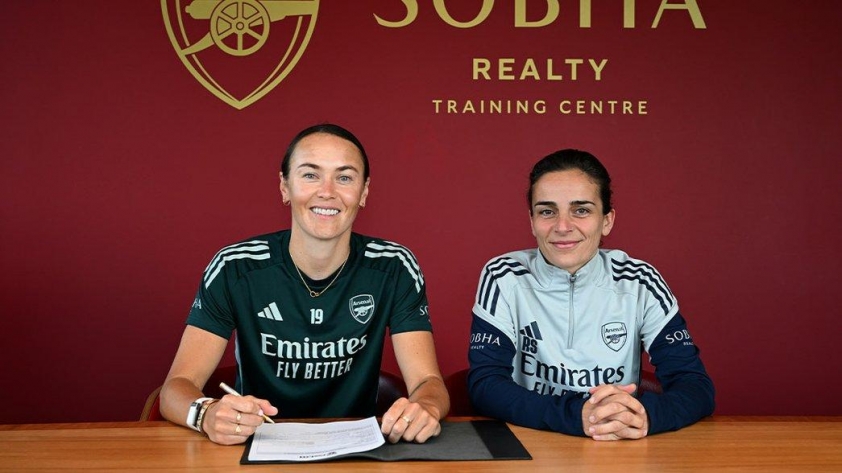 Foord-signing-a-contract_ypaem049