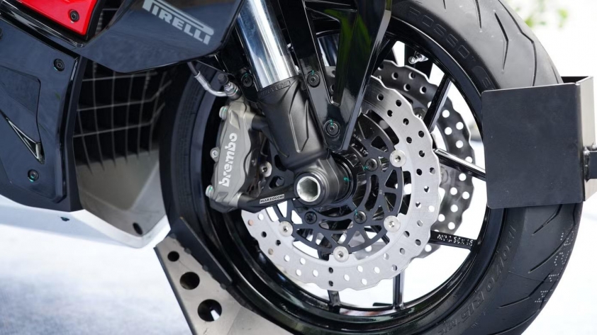 Italjet Dragster 700: Mô tô mang kiểu dáng xe tay ga, giá ngang một chiếc ô tô cỡ nhỏ 843985