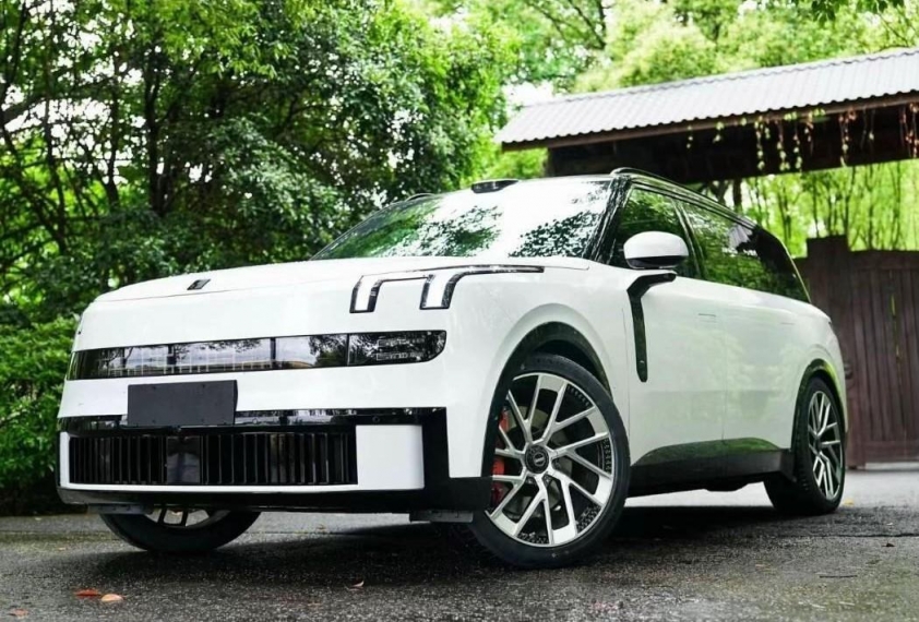Lynk & Co 900 (10)