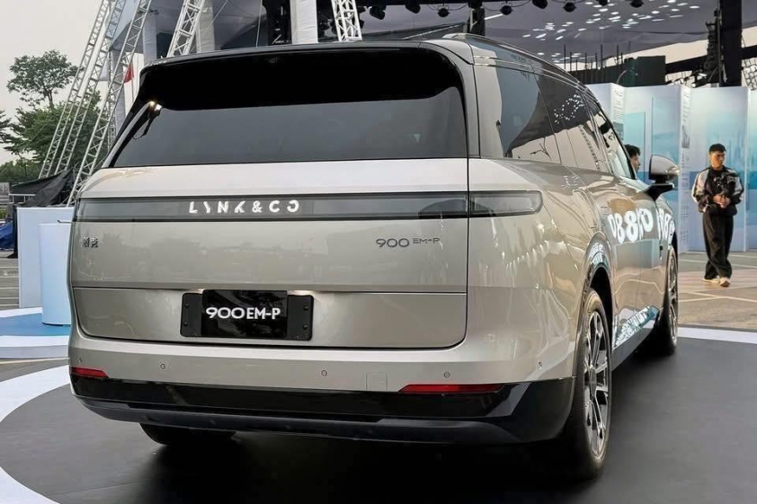 Lynk & Co 900 (4)