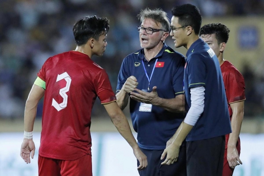 Trợ lý HLV Troussier bất ngờ gia nhập đội bóng V.League 872753