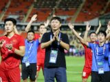 HLV Kim Sang Sik tạo cơn ác mộng mới cho bóng đá Thái Lan