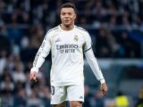 Tốc độ và kỹ thuật của Mbappe khiến hậu vệ khiếp sợ.