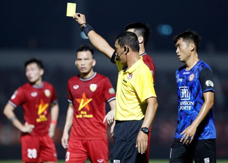 Quy định cộng dồn thẻ vàng tại V.League được áp dụng thế nào?-914076