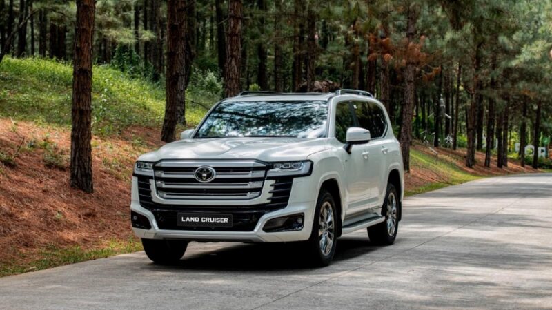 Toyota Land Cruiser HEV giá 4,71 tỷ đồng, bán hơn 100 xe trong tháng đầu ra mắt