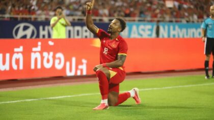 CĐV Indonesia gọi tên cầu thủ Việt Nam khi đăng quang FIFA ASEAN Cup